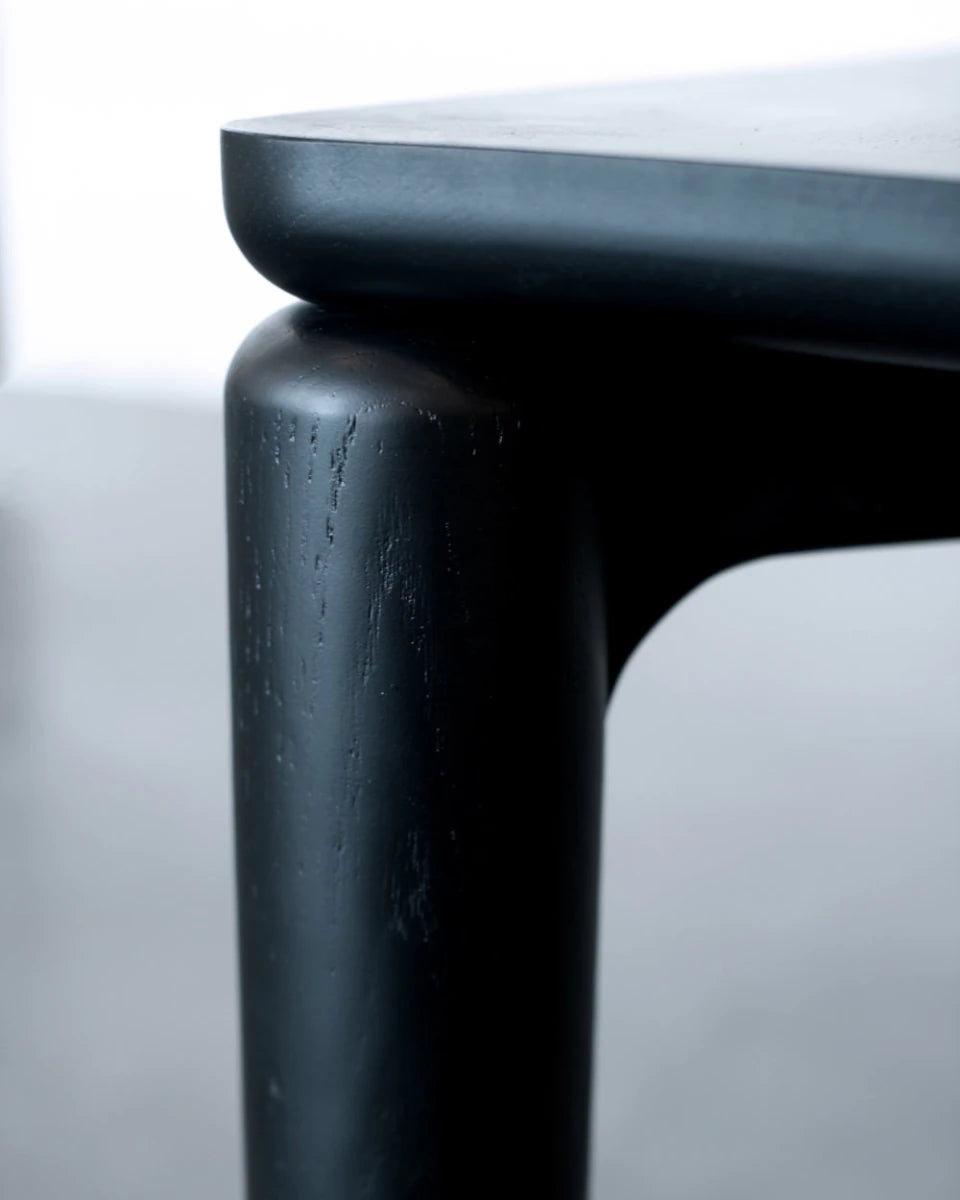 Ebony / 78" x 42" | Seats 6